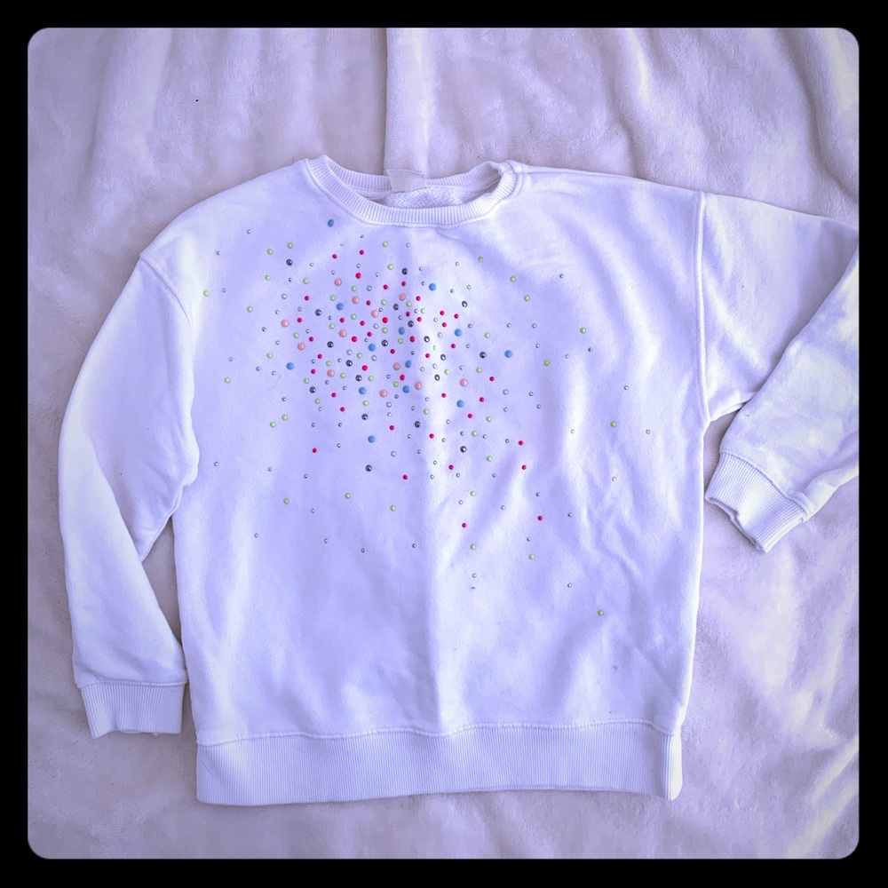White sweatshirt with Bling details.
